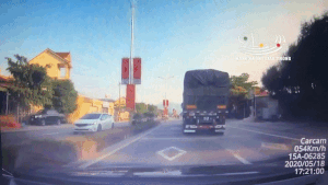 Va chạm với xe đầu kéo, ô tô con bị đâm xoay 180 độ