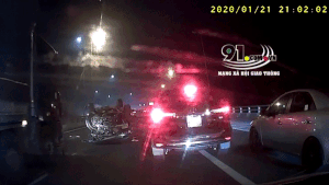 Vượt ẩu trên cao tốc, ô tô bị xe tải húc lật ngửa ngày giáp Tết