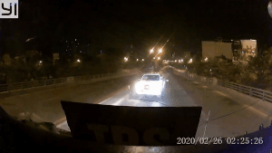 Xe bán tải cố đi ngược chiều, bị xe khác ép đi lùi hàng trăm mét