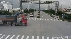 Xe cẩu và xe bồn tông nhau gây cháy lớn