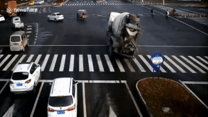 Xe con đánh lái nhanh như chớp để tránh xe bồn