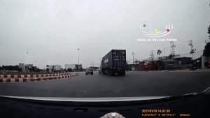 Xe container bất ngờ lật nhào khi ôm cua do vượt ôtô 7 chỗ
