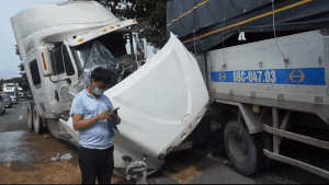 Xe container tông vào đuôi xe tải, tài xế kẹt cứng trong cabin