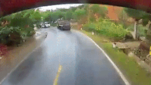 Xe cứu hộ lấn làn 'đối đầu' ô tô tải, tài xế trọng thương