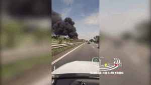 Xe giường nằm bốc cháy trên cao tốc, hành khách hoảng loạn