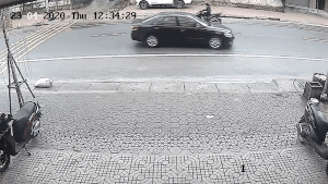 Xe máy chạy lấn làn, tông trúng Toyota Camry