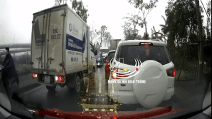 Xe tải chạy ngược chiều lúc tắc đường bị đoàn ôtô ép lùi lại