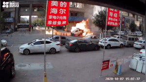 Xe tải chở gas phát nổ trên đường phố ở Trung Quốc