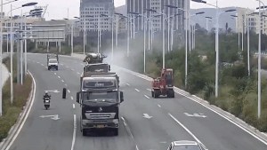 Xe tải gãy trục, lốp rơi ra văng trúng xe máy ở Trung Quốc