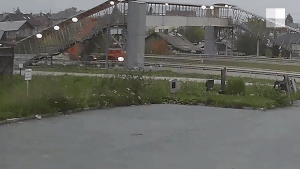 Xe tải quên hạ thùng đâm văng cầu vượt