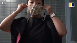 Xuất hiện chiếc khẩu trang làm bằng 310 viên ngọc trai, giá gần 10.000 USD