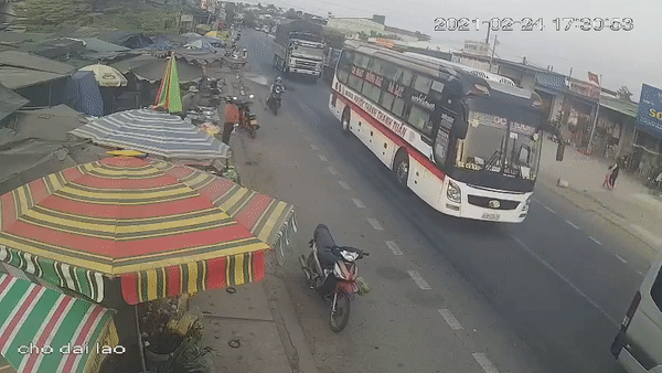 Xe tải vượt ẩu, hất văng 3 mẹ con ngã ra đường