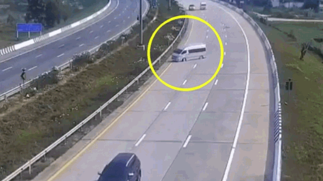 Ô tô 16 chỗ tông vào dải phân cách, 7 người văng ra ngoài