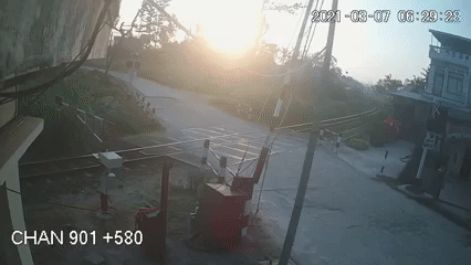 Tàu hỏa tông ôtô ở Quảng Ngãi: Công an làm việc với nhân viên gác chắn