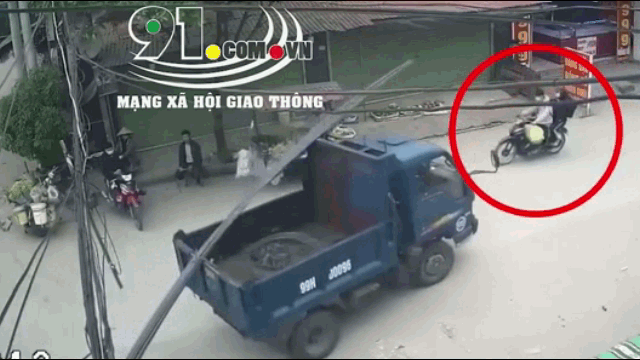 Bị cây sắt đâm trúng người, nam thanh niên rơi khỏi xe máy