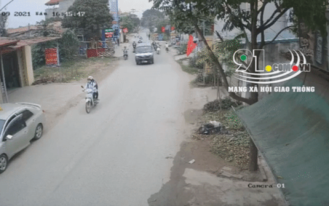 Tài xế taxi mở cửa xe gây tai nạn cho người đi đường