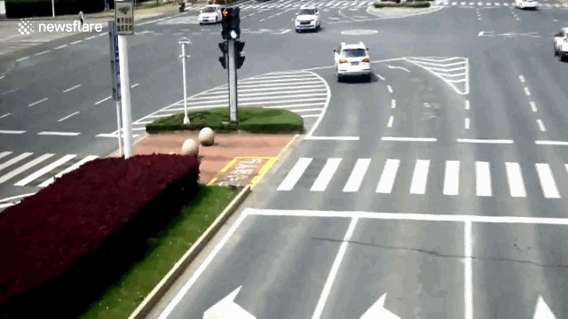 Buồn ngủ, tài xế lao thẳng ô tô vào cột điện như phim hành động