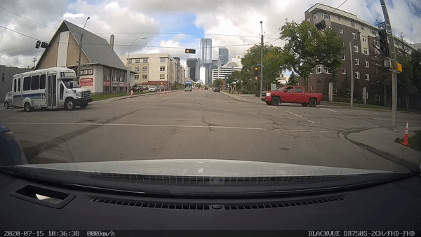 Hai xe va chạm ở giao lộ khiến người đi bộ tử vong