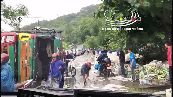 Người dân giúp tài xế xe tải bị lật thu gom chuối trên Quốc lộ
