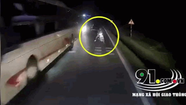 Cố tình vượt ẩu trong đêm, nam thanh niên bị xe tải tông văng