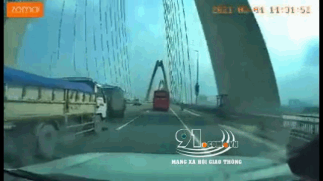 Khoảnh khắc xe tải đâm vào xe chở gas trên cầu Nhật Tân