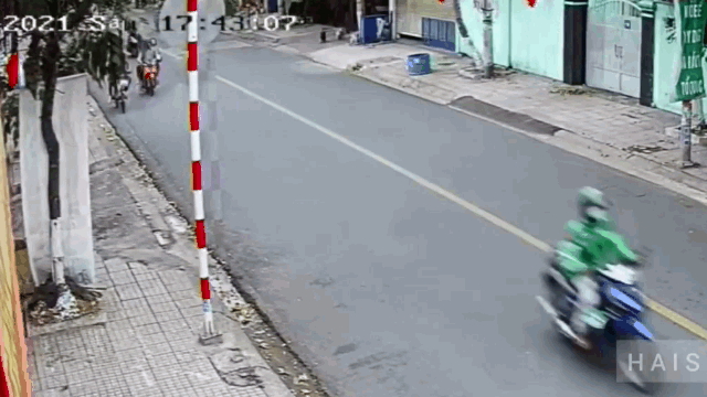 Đôi nam nữ vung chân đạp 2 học sinh ngã văng xuống đường