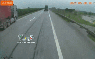 Khoảnh khắc tài xế Container ngủ gật khiến chiếc xe trượt dài trên 100m dải phân cách