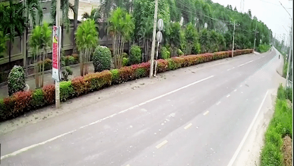 Xe ben vào cua với tốc độ cao, lật phơi bụng bên đường