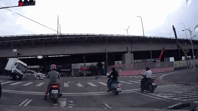 Phản xạ xuất thần, người đàn ông thoát nạn trong gang tấc