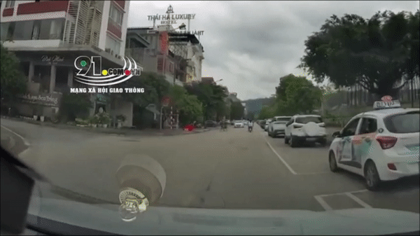 Người mẹ mở cửa xe bất cẩn để con chạy ra ngoài bị xe ô tô húc văng