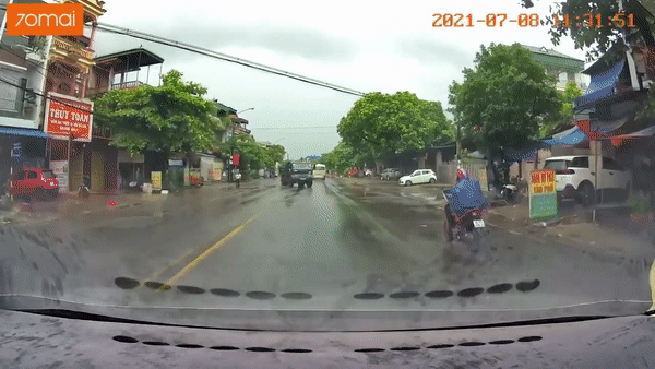 Nói chuyện điện thoại khi chạy xe, người đàn ông ngã trước đầu xe ben