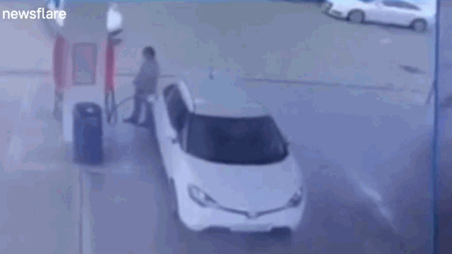 Nữ tài xế cài nhầm số khiến xe sang Audi chồm lên ô tô khác