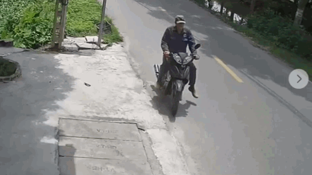 Phản xạ cực nhanh, người đàn ông thoát cú đâm của xe tải