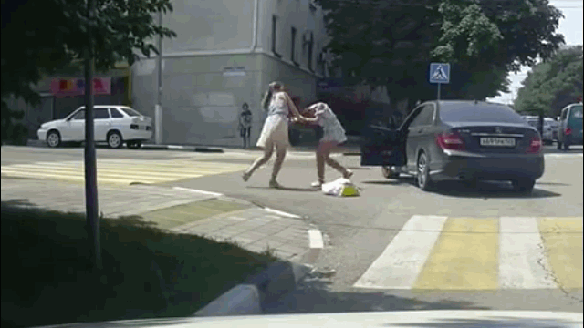 Bị bấm còi, cô gái lao vào đánh nữ tài xế ngay giữa phố