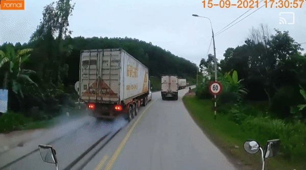 Container phanh ‘cháy lốp’ do lấn làn