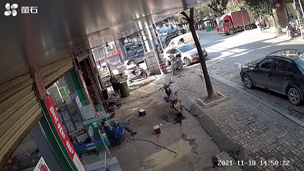 Thùng phuy phát nổ kinh hoàng, suýt văng trúng mặt người đàn ông