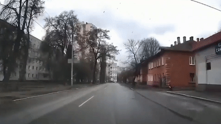 Kinh hoàng cảnh bom nổ ngay trước mặt ở Ukraina