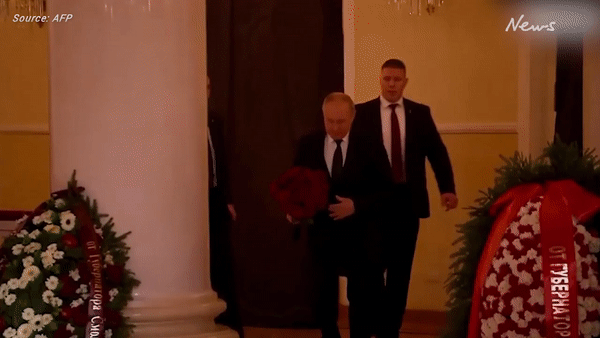 Mang chiếc cặp ‘bí mật’ đến đám tang, ông Putin làm dấy lên lo ngại chiến tranh hạt nhân