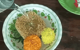 Hết Tết, cúc vạn thọ trở thành món ăn, từ trộn gỏi cho đến nấu mì