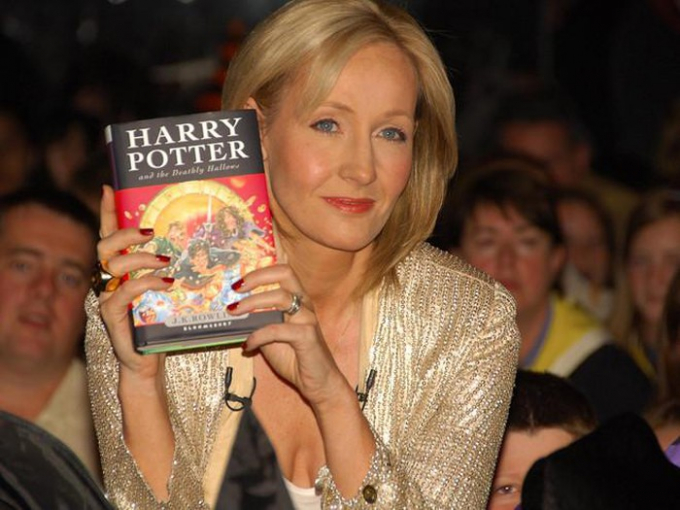   J.k Rowling tên thật Joanne Rowling. Bà sinh ngày 31/7/1965 tại Yates (Ảnh IT)  