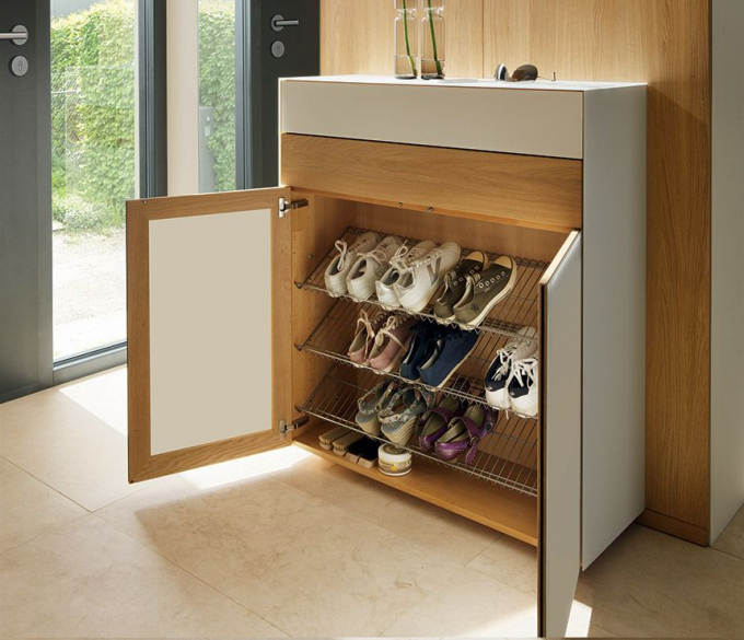   Kệ giày nghiêng mang thuận tiện cho việc lưu trữ giày.  