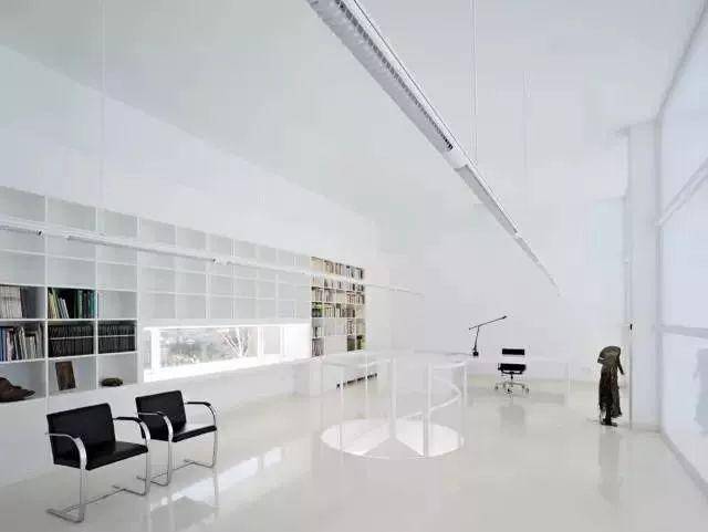   Ví dụ điển hình cho nguyên tắc “Less is more” - Công trình mang tên Moliner House, tại Zaragoza, Tây Ban Nha.  