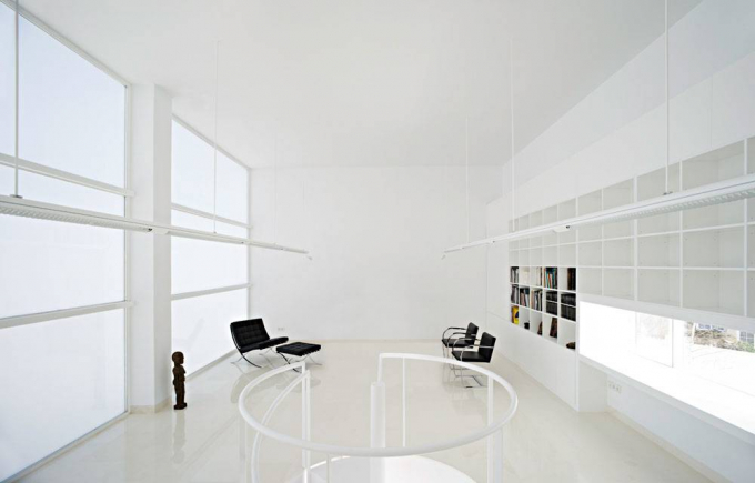   KTS Alberto Campo Baeza “ăn gian” diện tích với thiết kế nội thất bằng kính và các giá sách cùng tông với màu sơn tạo cảm giác rộng rãi, không dư thừa.  