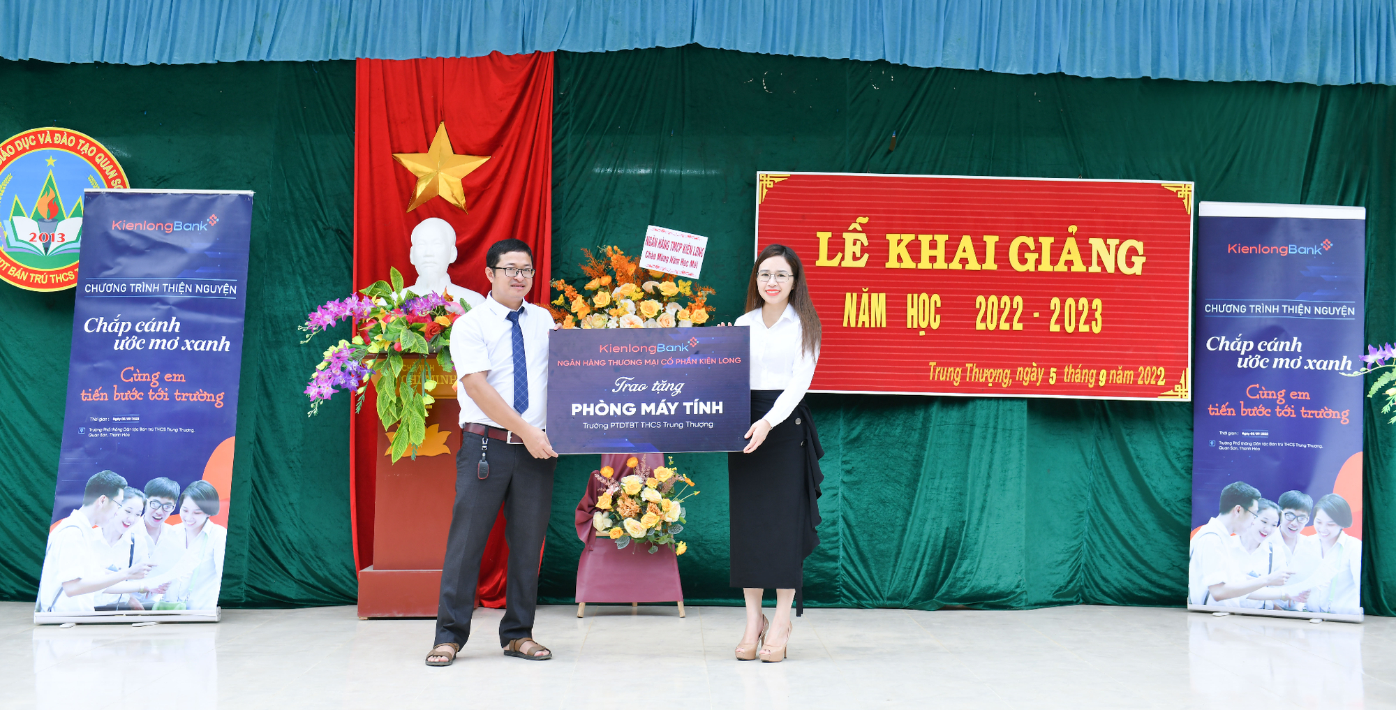   Bà Trần Thị Thu Hằng, Chủ tịch HĐQT Ngân hàng Kiên Long đại diện trao tặng Phòng máy tính cho Ban Lãnh đạo trường PTDTBT THCS Trung Thượng.  