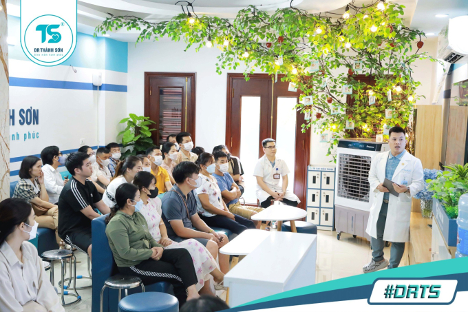 Phòng khám Dr Thành Sơn với đông đảo khách hàng đến thăm khám.