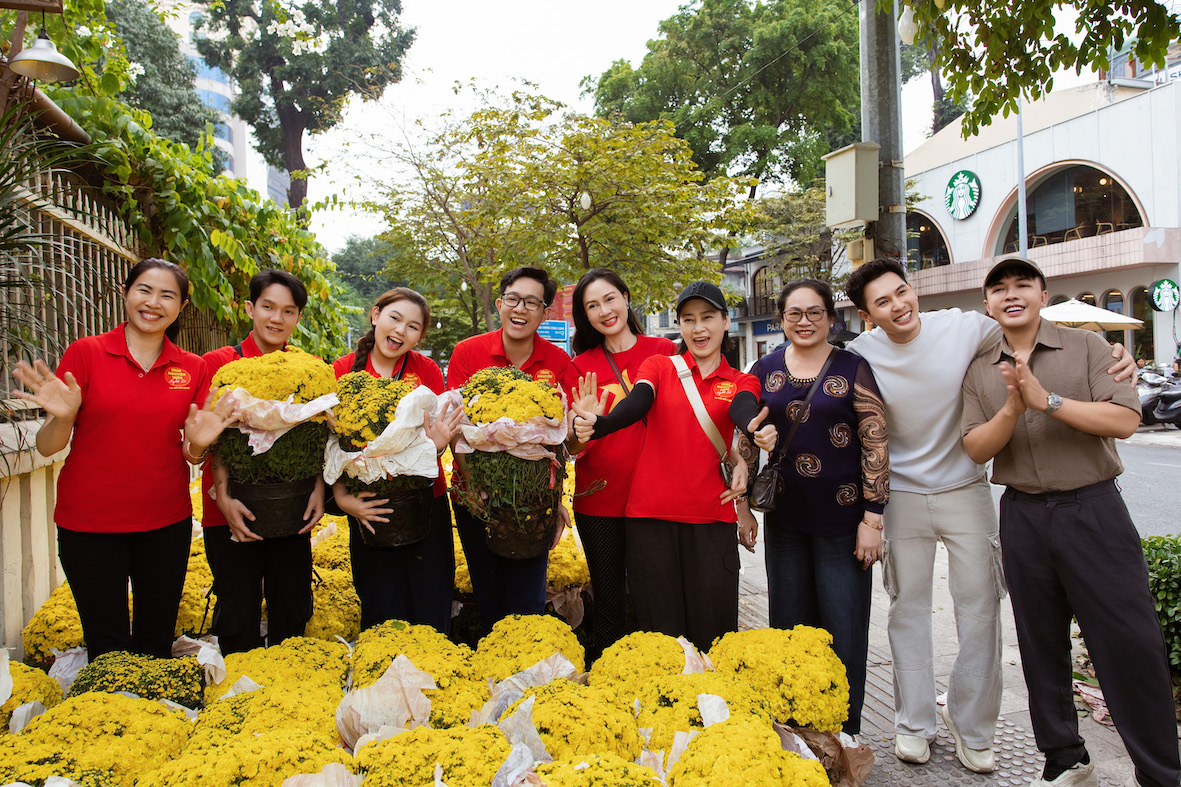 _Các nghệ sĩ nổi tiếng trở thành những người vận chuyển hoa 