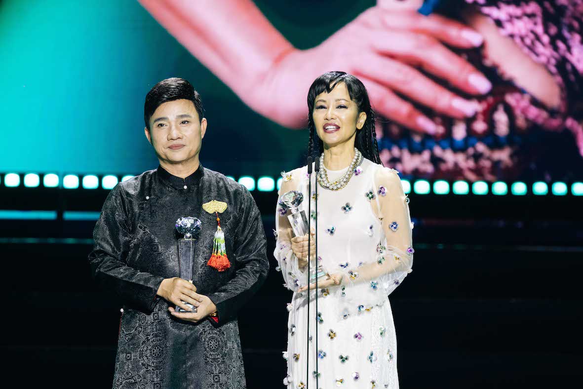 Nghệ sĩ Quang Linh và Diva Hồng Nhung nhận giải thưởng Thành tựu