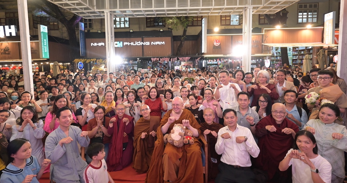 Đông đảo độc giả bày tỏ niềm hạnh phúc được gặp mặt Thiền sư và trao đổi về các đề tài chữa lành trong cuộc sống
