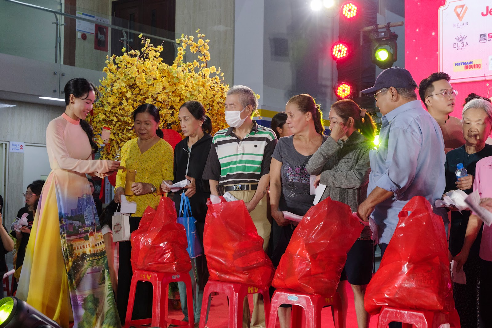 CEO Phạm Kim Dung trao quà cho những hoàn cảnh khó khăn 