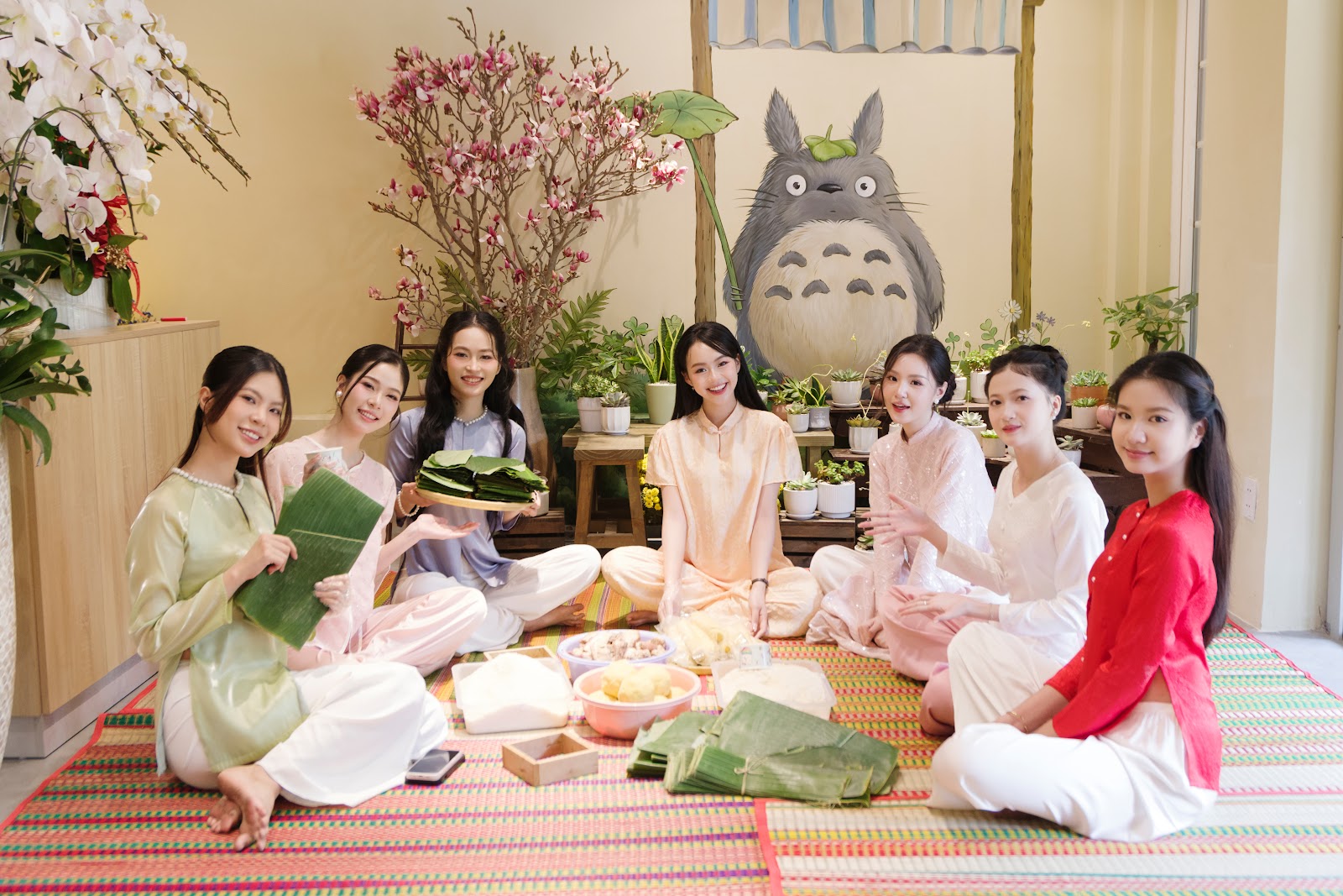 Các nàng hậu tham gia gói bánh tét 